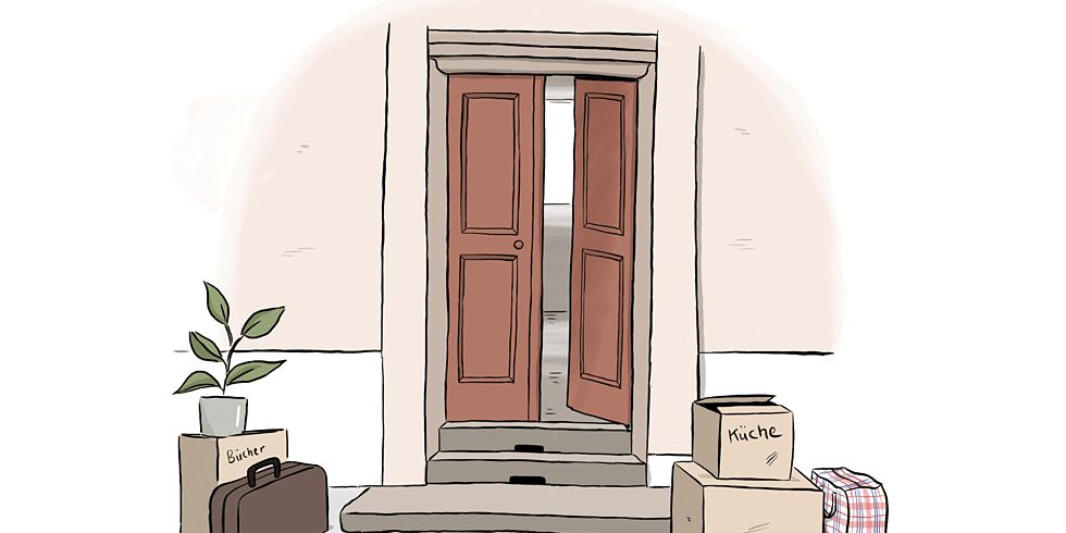Geöffneter Hauseingang davor stehen zwei Kisten, eine Tasche, ein Koffer und eine Kiste mit einer Pflanze