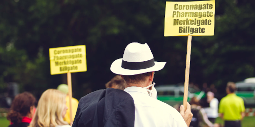 Demonstrierende auf einer "Hygiene-Demonstration" tragen Schilder mit Aufschrift "Coronagate Pharmagate Merkelgate Billgate"