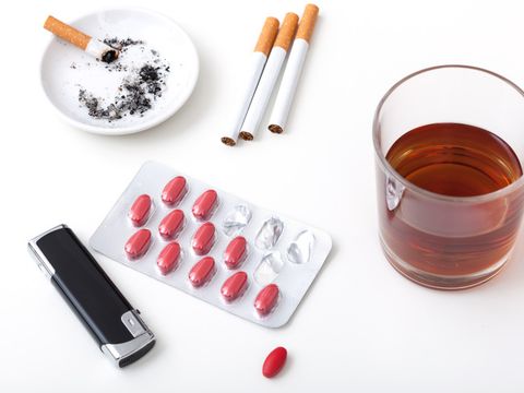 Symbolbild Drogen mit Alkohol, Zigaretten und Tabletten