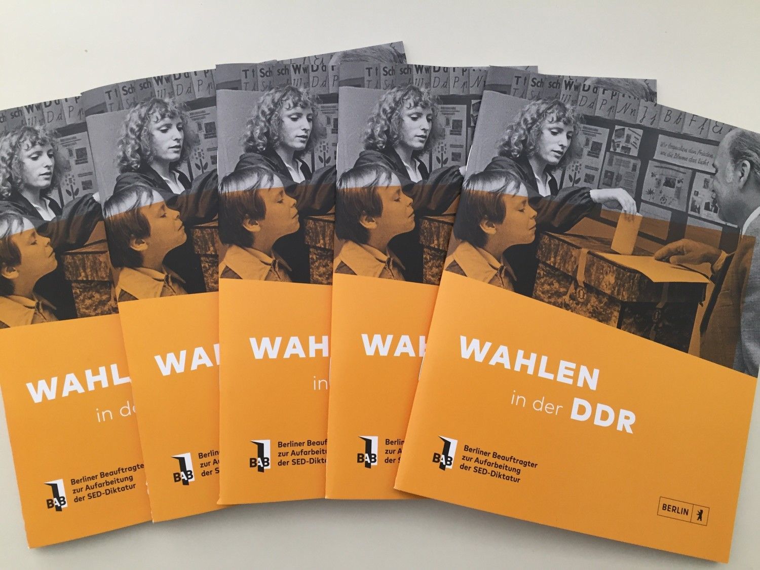 Auslage Broschüre Wahlen in der DDR