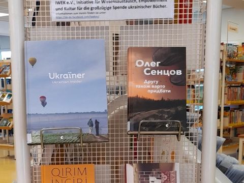 Regal mit einem Schild "Bücher in ukrainischer Sprache" 2