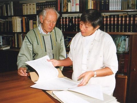 Kurt Schwaen und Archivarin 1999