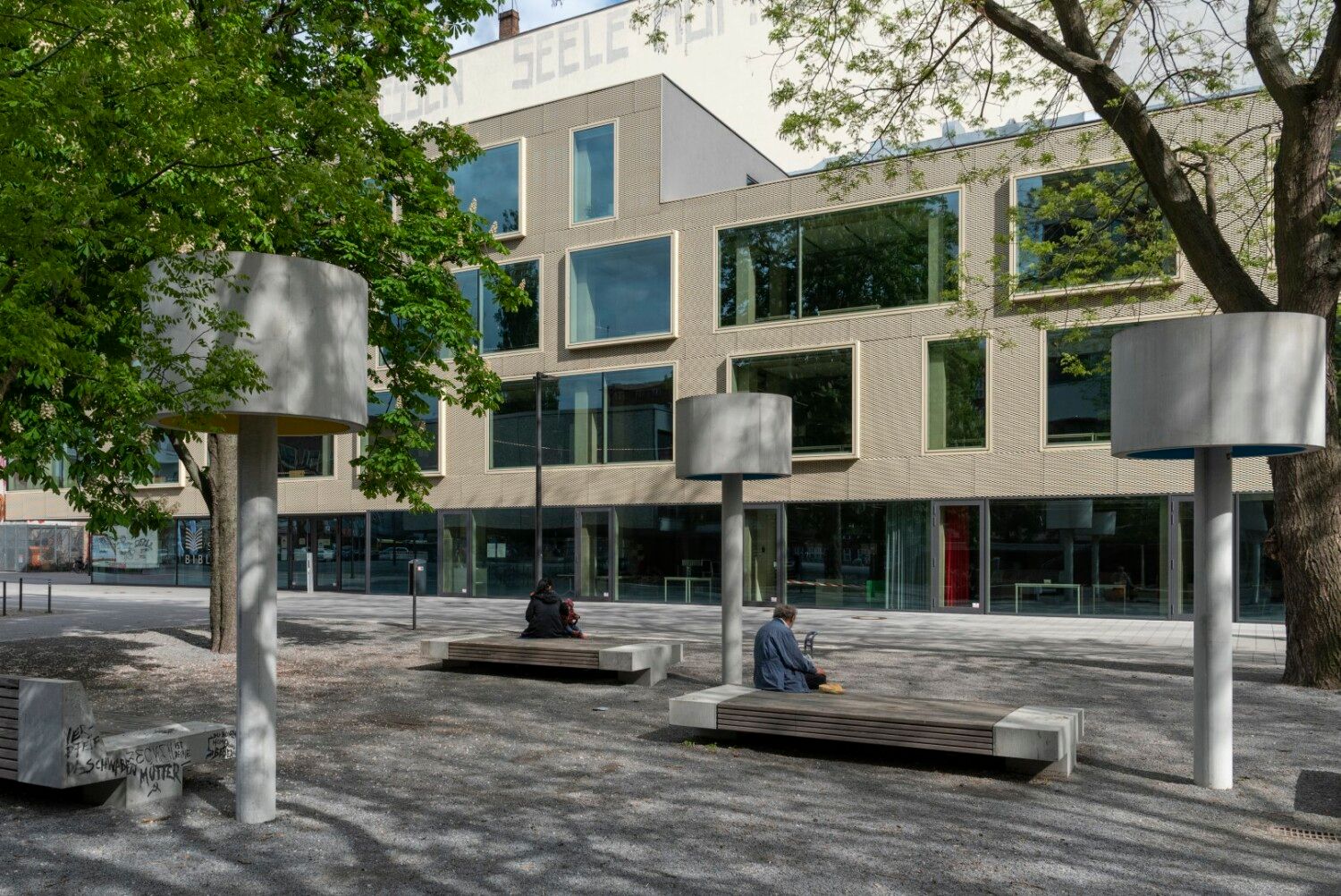 Schillerbibliothek mit Lesegarten im Außenbereich im Fördergebiet Müllerstraße