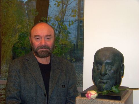 Peter Kern neben der Portrait-Stele Pablo Neruda
