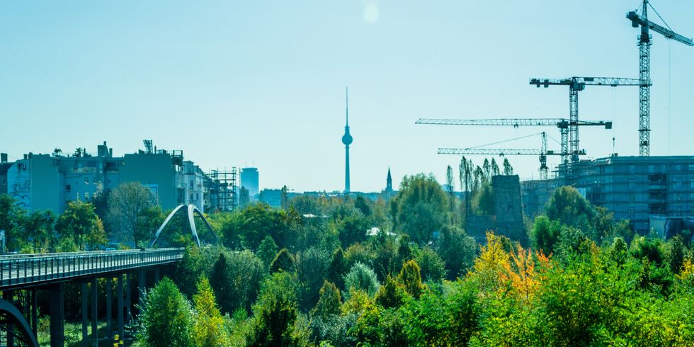 Berlin-Panorama mit Fernsehturm und U-Bahn-Trasse