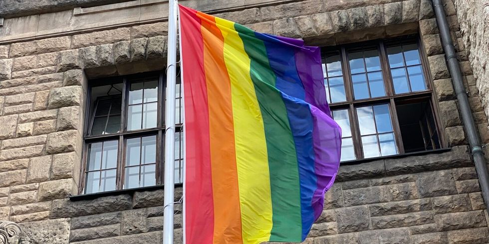 Regenbogenflagge vor Rathaus Charlottenburg