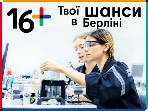 Ukrainisch "16+ Deine Chancen in Berlin" Junge Mädchen tüffteln an technischen Geräten