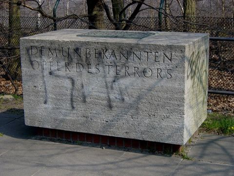 Bildvergrößerung: Gedenkstein Unbekanntes Maueropfer Knesebeckbrücke