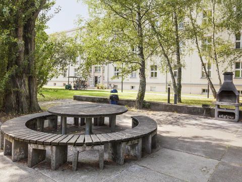 Studentenwohnheim Victor Jara: Außenbereich mit Grillplatz und Sitzgelegenheiten 