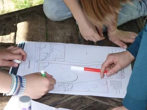 Kinder planen einen Spielplatz auf dem Papier