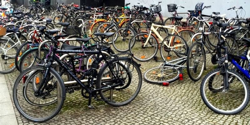 Fahrräder an Fahrradständern
