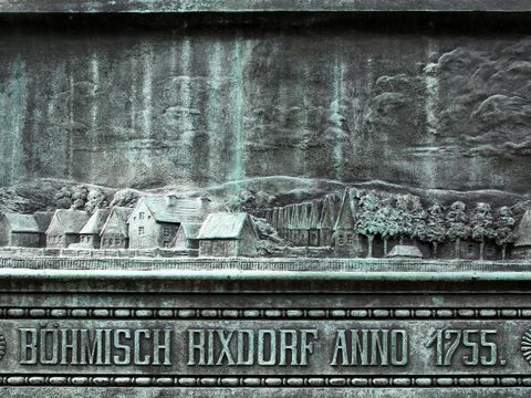 Ein Relief Denkmal des Böhmischen Dorfes im Jahr 1755