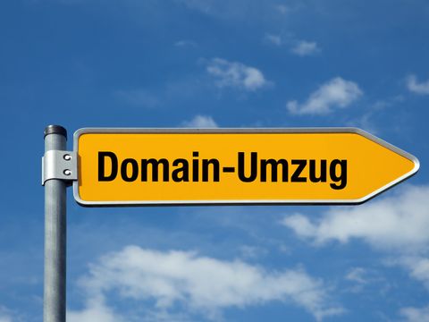 Ein Straßenschild mit der Aufschrift "Domain-Umzug"