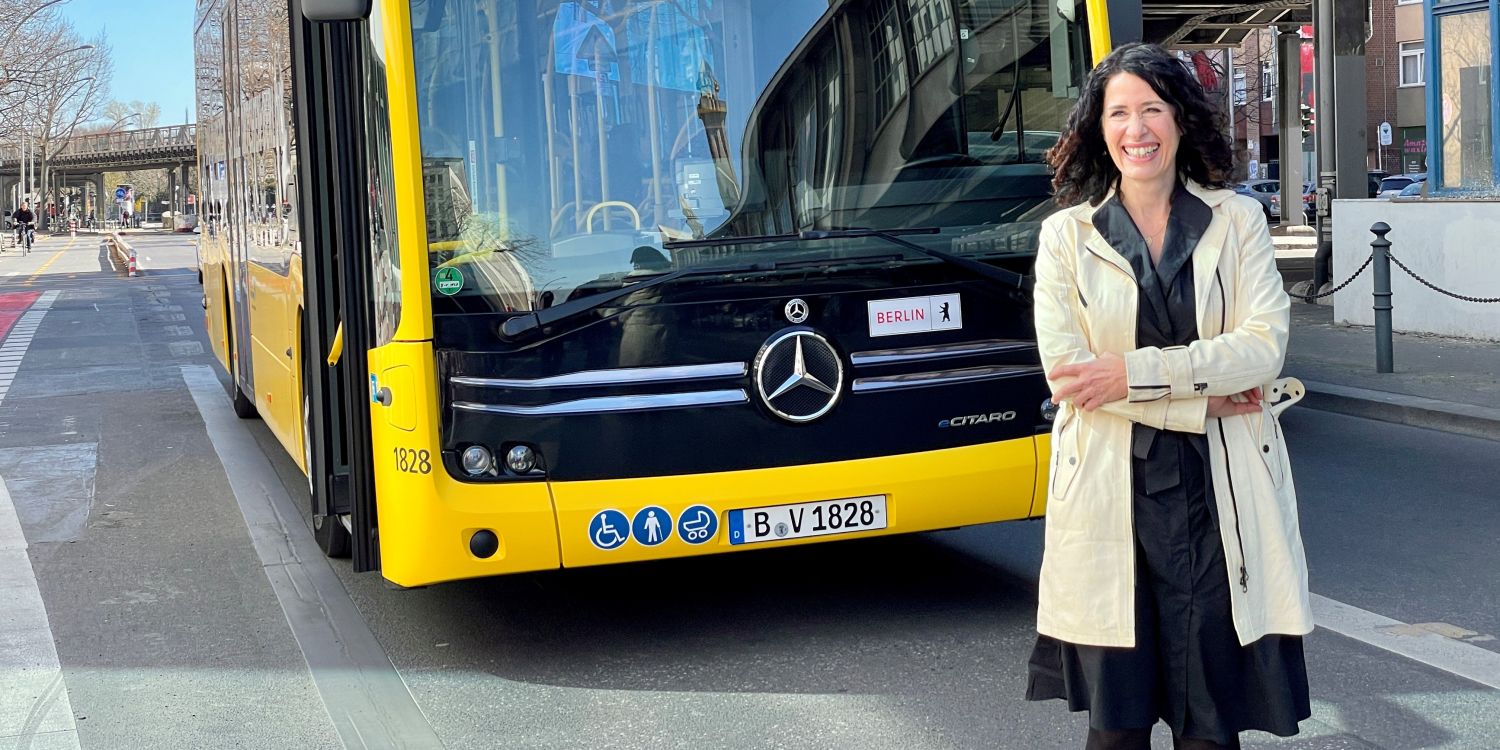 Senatorin Bettina Jarasch vor einem BVG-Bus auf der Bülowstraße