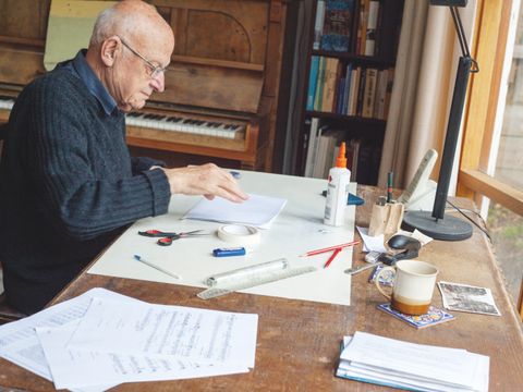 George Dreyfus bei der Arbeit im Musikzimmer seines Hauses in Camberwell, Victoria, Oktober 2017