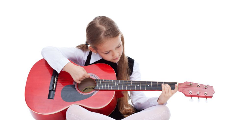 Mädchen spielt Gitarre