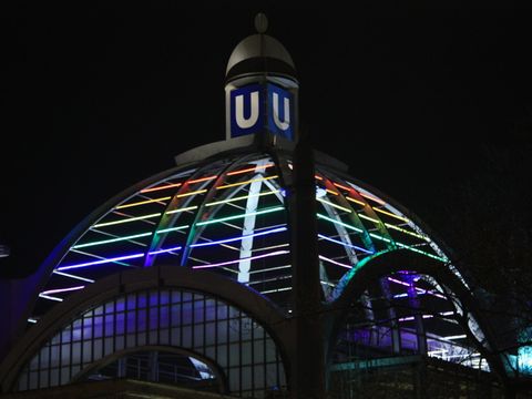 Bildvergrößerung: Die Kuppel des Bahnhofs erstrahlt temporär in den Farben des Regenbogens. -Archiv-Bild-