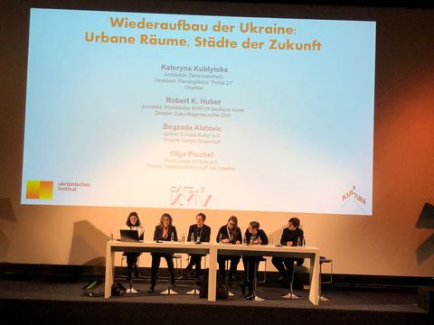 Podium zum Thema Wiederaufbau der Stadt Charkiw, moderiert von Olga Pischel (Städtepartnerschaftsverein Steglitz-Zehlendorf e.V.), 2.v.l. 