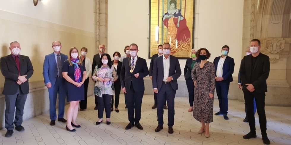 Gruppenbild mit Masken: Mitglieder des Senats und des Bezirksamts Charlottenburg anlässlich des Senatsbesuchs am 25. August 2020