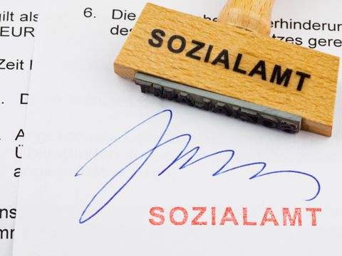 Stempel mit der Aufschrift 'Sozialamt' auf einem gedruckten Dokument