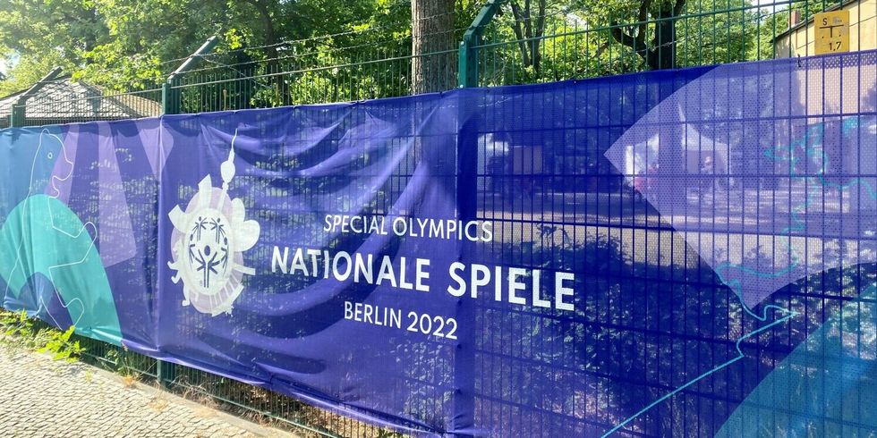 Das Banner der Nationalen Spiele der Special Olympics, hier vor dem Olympiapark Berlin