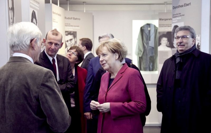 Bildvergrößerung: Bundeskanzlerin Angela Merkel eröffnet am 9. November 2014, dem 25. Jahrestag des Mauerfalls, die neue Dauerausstellung