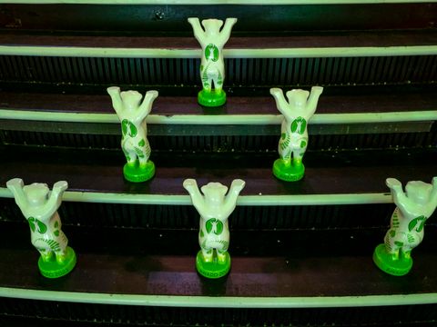 Bildvergrößerung: Sechs grün-weiße Bären-Figuren stehen gestaffelt auf einer Treppe.