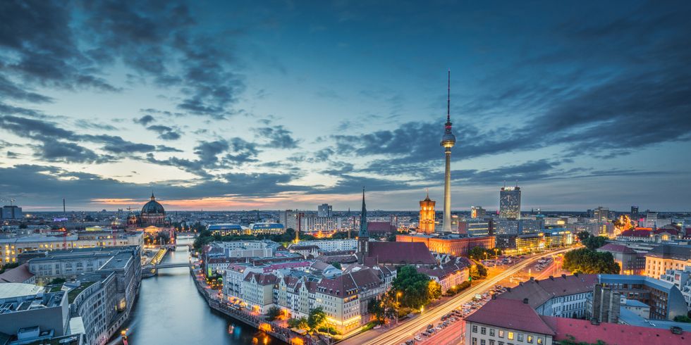 Berlin Skyline Panorama im Dämmerlicht während der blauen Stunde