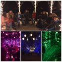 Bildvergrößerung: eine Jugendgruppe sitzt gemeinsam in einem beleuchteten Pavillion