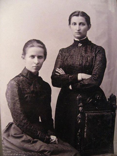 Lesja Ukrainka (links) und Olga Kobyljanska. Chernivtsi. Photo 1901