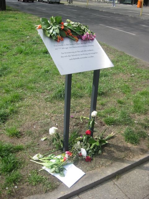 Bildvergrößerung: Gedenktafel für einen ermordeten Deserteur in Wilmersdorf