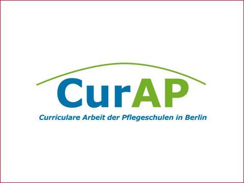 Logo "Curricular Arbeit der Pflegeschulen in Berlin" mit blauer und grüner Schrift auf weißem Hintergrund
