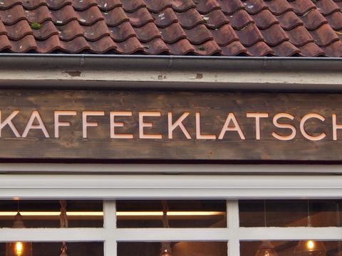 Schild mit der Aufschrift Kaffeeklatsch