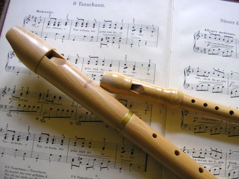 Flöten auf Notenpapier