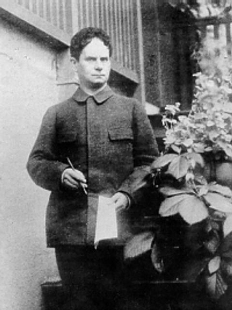 Maximilian Harden am Eingang seines Hauses