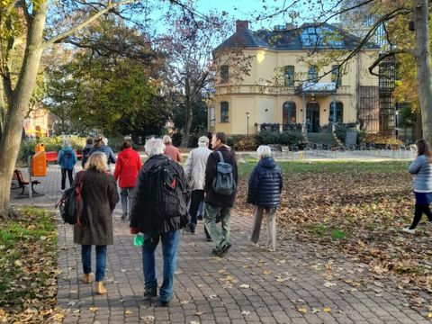 Gruppe von Teilnehmenden des 1. Kulturspaziergangs auf dem Weg zur Schwartzschen Villa