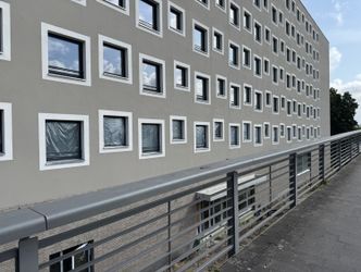 Ein Haus kurz vor der Fertigstellung mit der zukünftigen Bibliothek Hakenfelde