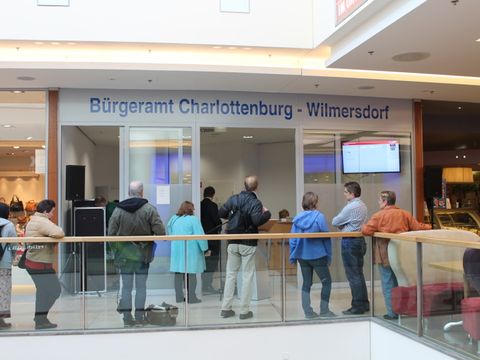Das Bürgeramt Wilmersdorfer Straße am 5. Mai bei der Neueröffnung in den Wilmersdorfer Arcaden. Der Andrang war in den folgenden Wochen so groß, dass der Besuch jetzt nur noch nach Terminreservierung möglich ist.