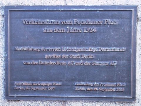 Bildvergrößerung: Tafel zur historischen Ampel am Potsdamer Platz