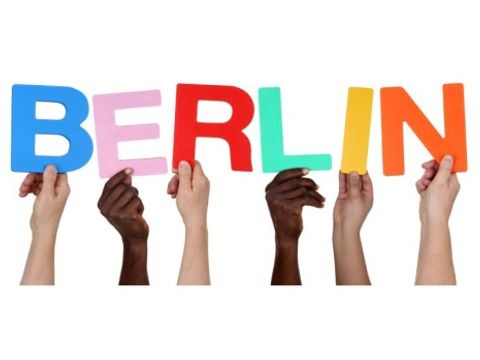 Hände von multikultureller Menschen-Gruppe halten die Buchstaben für das Wort Berlin hoch
