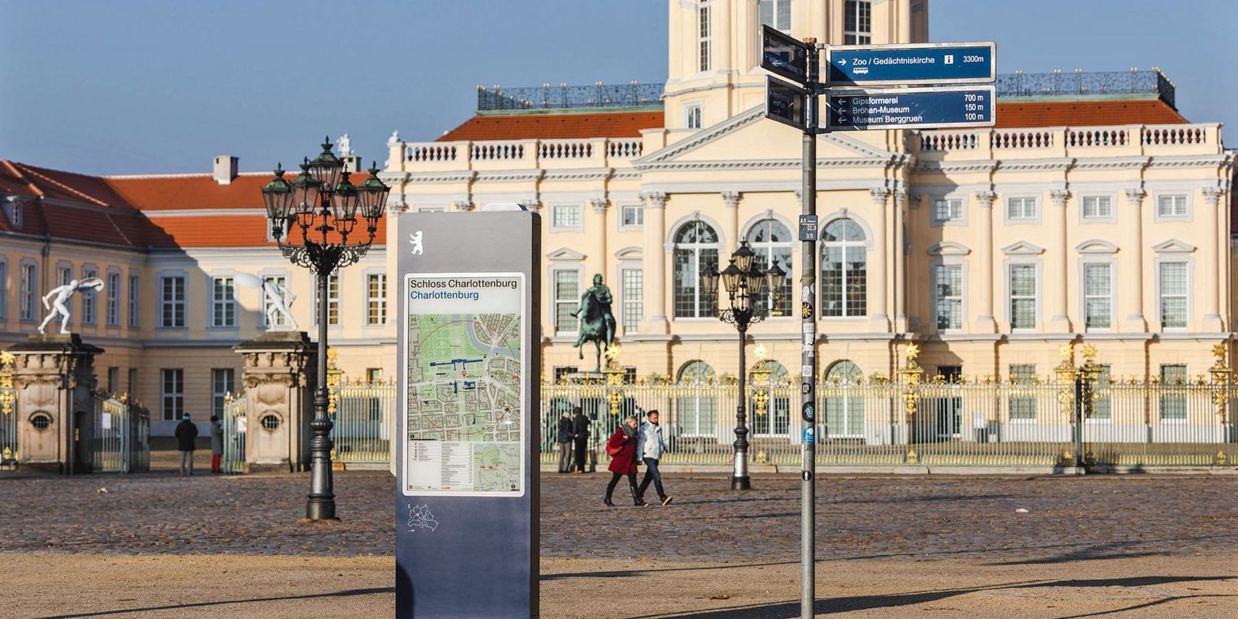 Touristisches Informationssystem Berlin vor dem Schloss Charlottenburg