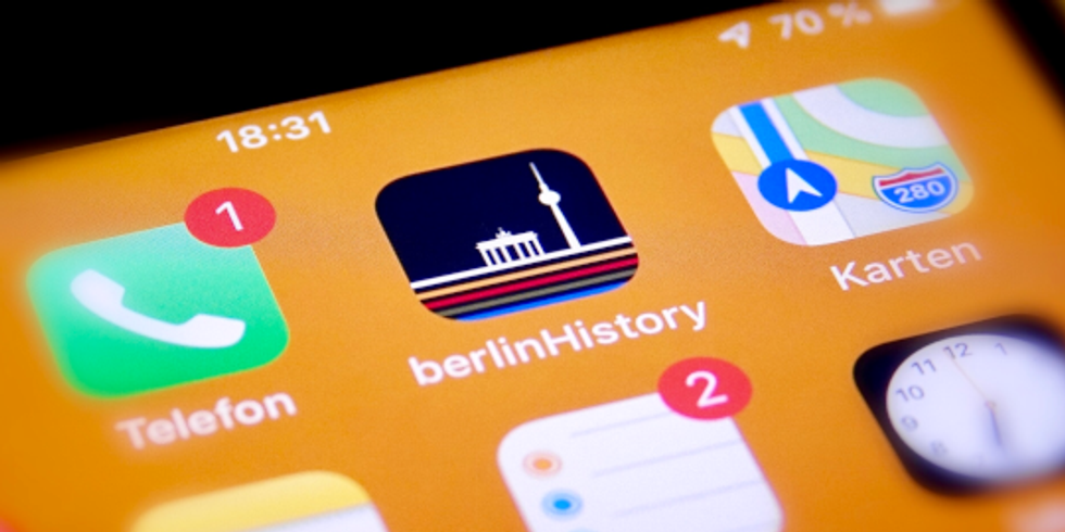 Bildschirm eines Smartphones mit installierter berlinHistory-App
