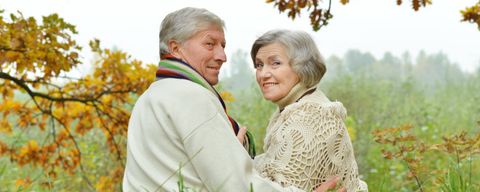 Älteres Ehepaar in einer hochgewachsenen Wiese
