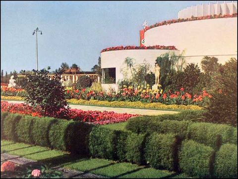 Einjährige Hecke aus Sommerzypressen, Blumenbeete und Canna-Rabatten am Haus der Gartenkultur 1934