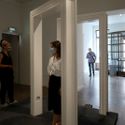 Bildvergrößerung: Besucher durchschreiten die großen weißen Türrahmen in der Ausstellung