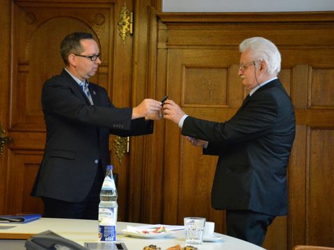 Bildvergrößerung: Bezirksbürgermeister Igel übergibt Herrn Leutner die Bürgermedaille