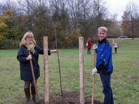 Umsetzung des Klimaaktionspakets - Bezirksstadrätin Juliane Witt und Jonas Knorr von der Bezirksgruppe von Fridays for Future pflanzen einen Baum
