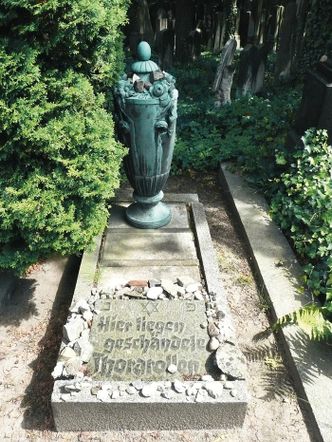 Bildvergrößerung: Grabstätte für geschändete Thorarollen, 2009