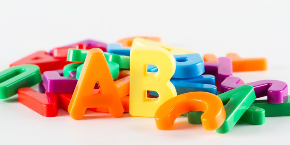 Bunte Buchstaben aus Plastik
