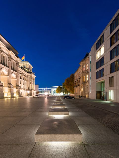 Bildvergrößerung: Schwebende Steine auf dem Friedrich-Ebert-Platz